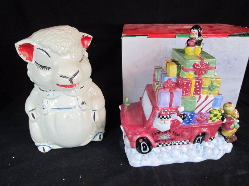 lot 123 image: Cookie Jars