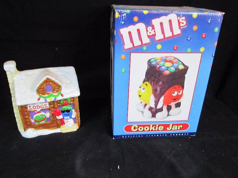 lot 128 image: Cookie Jars