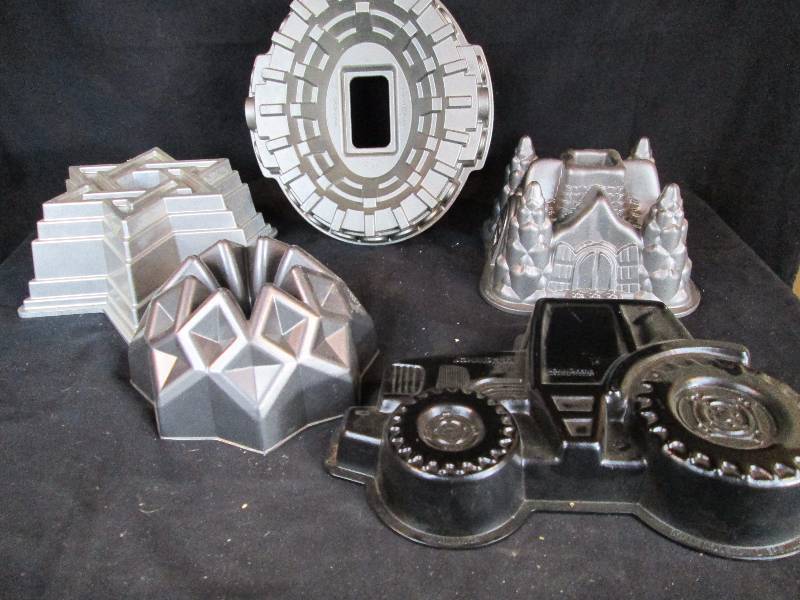 lot 161 image: Heavy Cake Pans
