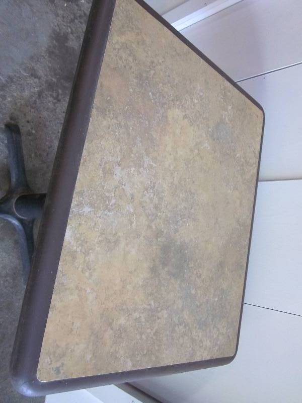 lot 147 image: Pedestal Table