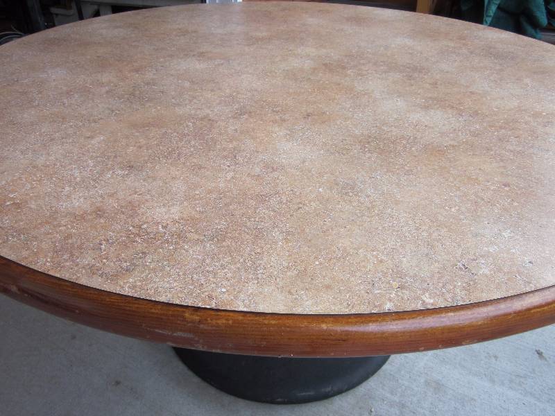 lot 117 image: 60 Round Pedestal Table