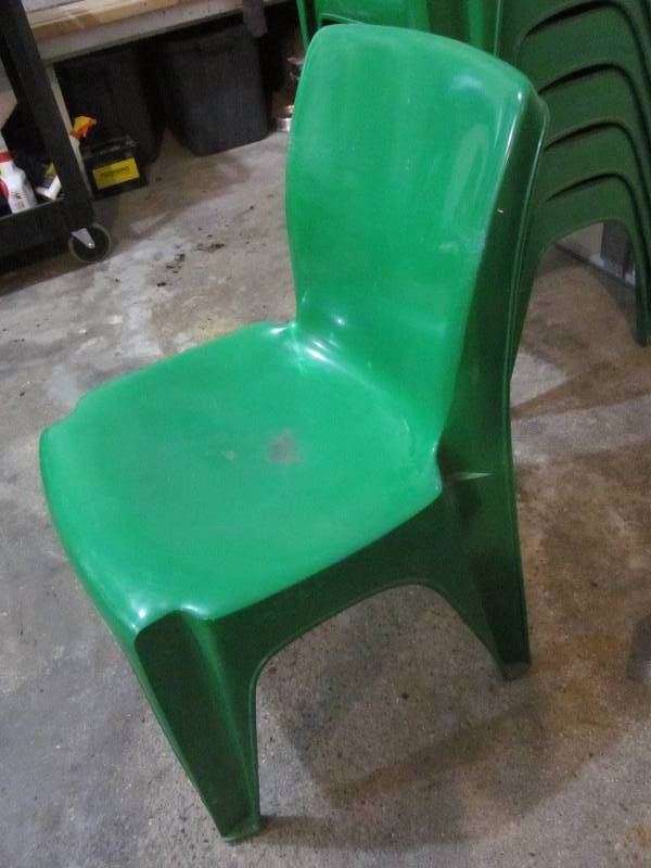 lot 166 image: 7 Plastic Chairs