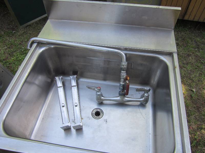 lot 40 image: Sink on Legs