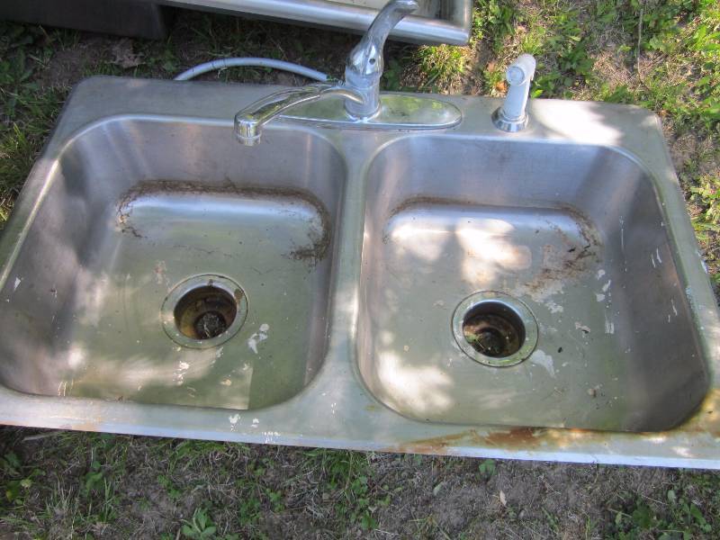 lot 167 image: 3 Sinks