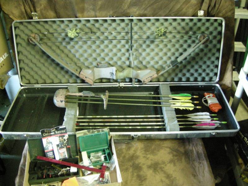 lot 25 image: Cabelas Mag Hunter Supreme Compound Bow