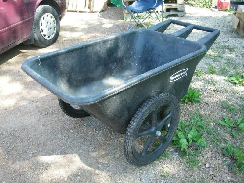 lot 9 image: Rubbermaid Wheeled Cart