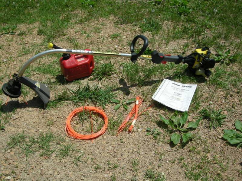 lot 86 image: John Deere Weed WhipTrimmer
