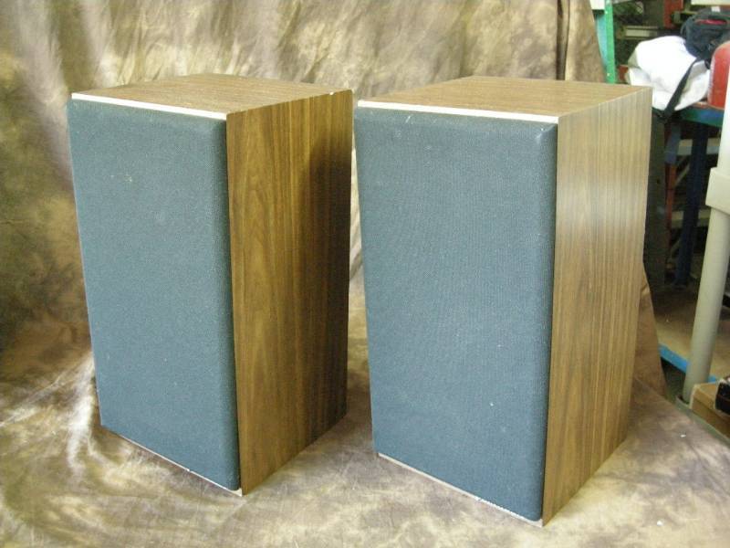 lot 105 image: Pair Polk Audio Bookshelf Speakers