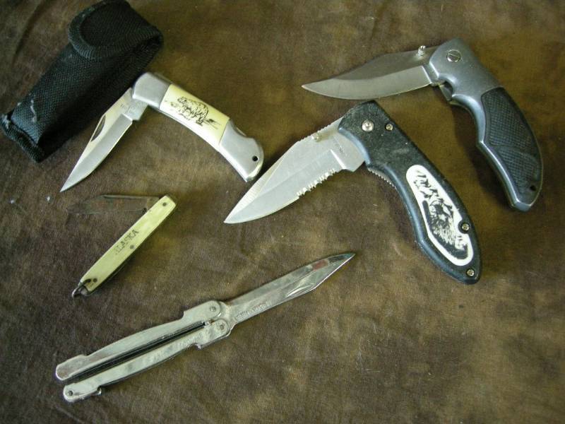 lot 110 image: Group Pocket Knives