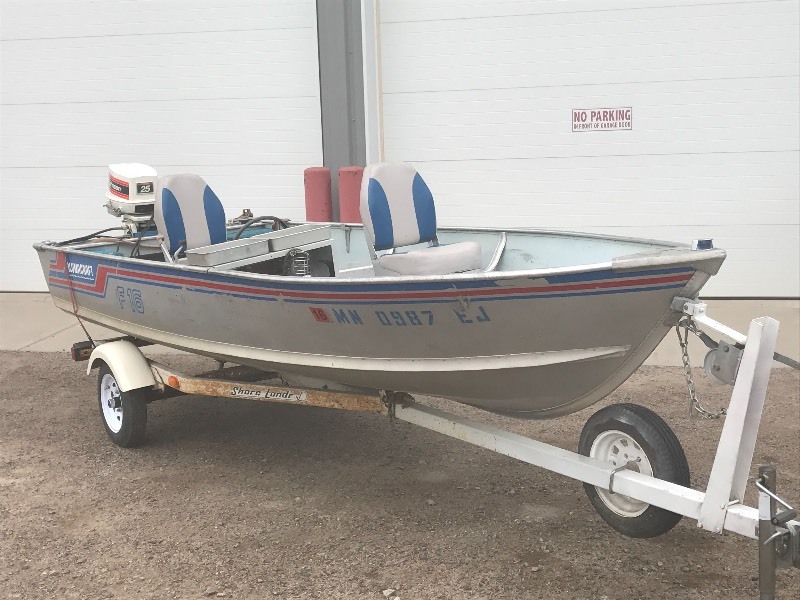 lot 2 image: 1981 Alumacraft F16 Boat With Motor & Trailer