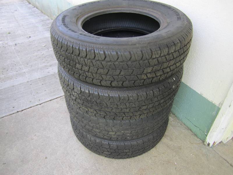 lot 5 image: 4 Tires with decent tread, P19570R...
