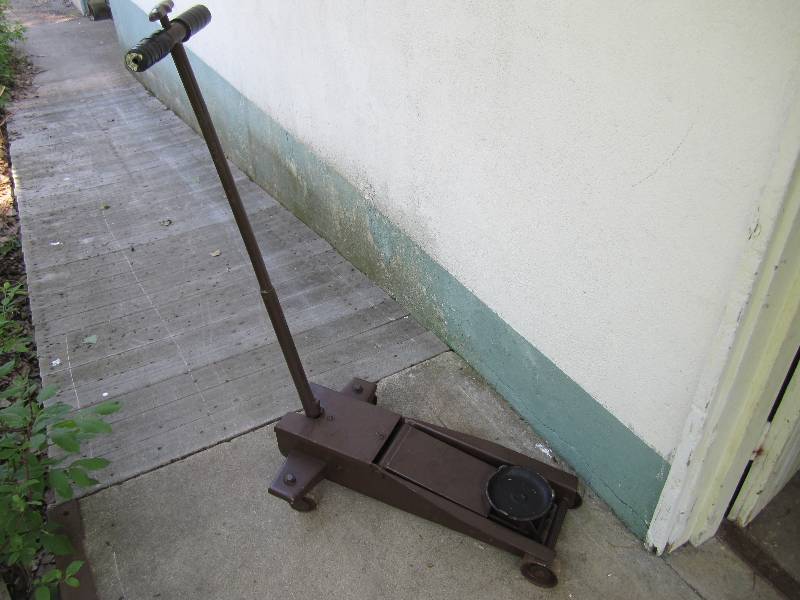 lot 7 image: Heavy capacity floor jack...