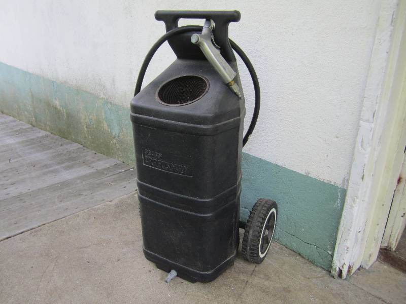 lot 9 image: Sears Craftsman sandblasting unit...