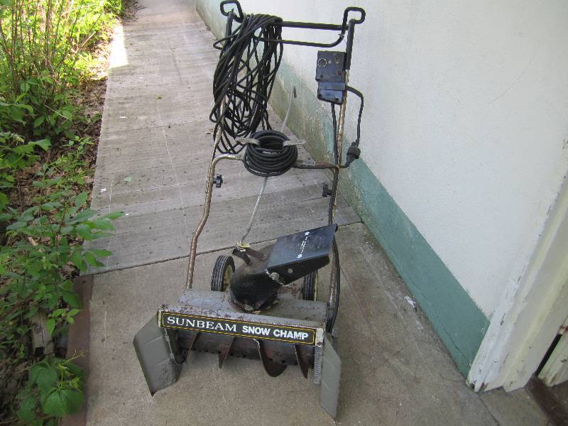 lot 10 image: Sunbeam electric snowblower...