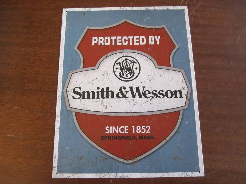 lot 20 image: Metal gun sign...