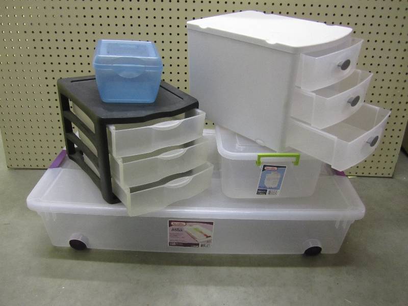 lot 40 image: Lot of plastic storage containers...