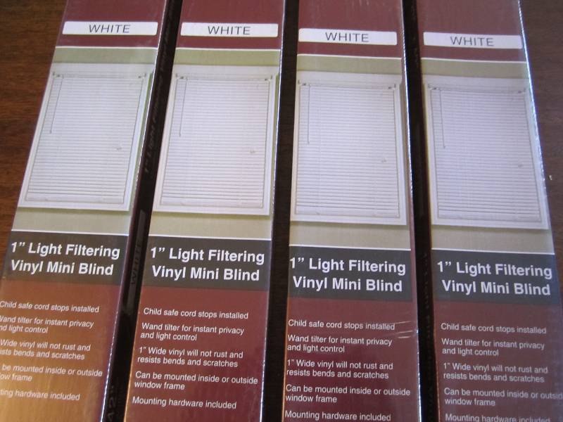 lot 47 image: Lot of window blinds...