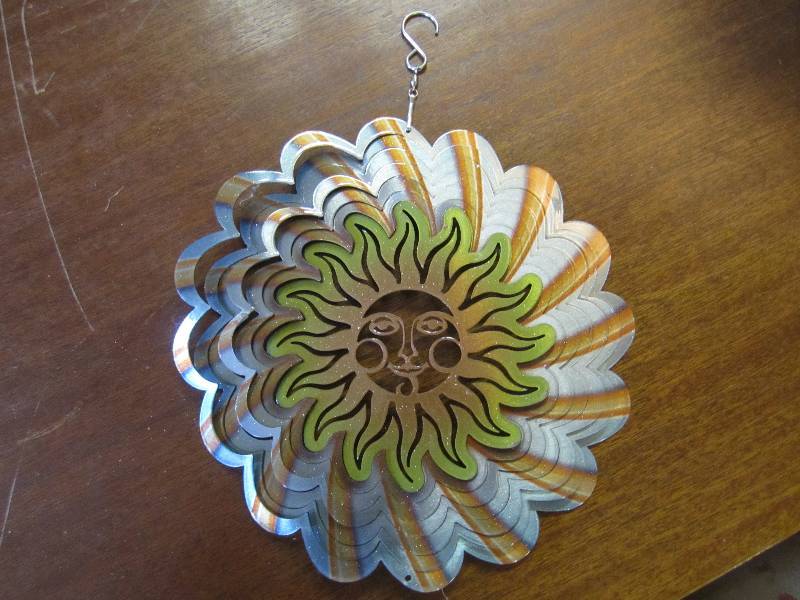 lot 89 image: Sun metal wind spinner 10...