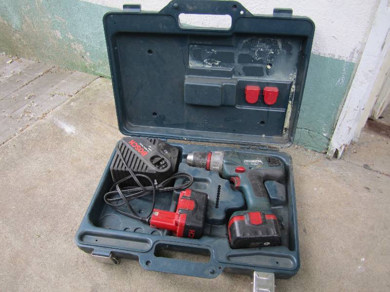 lot 107 image: Bosch cordless drill set in case....
