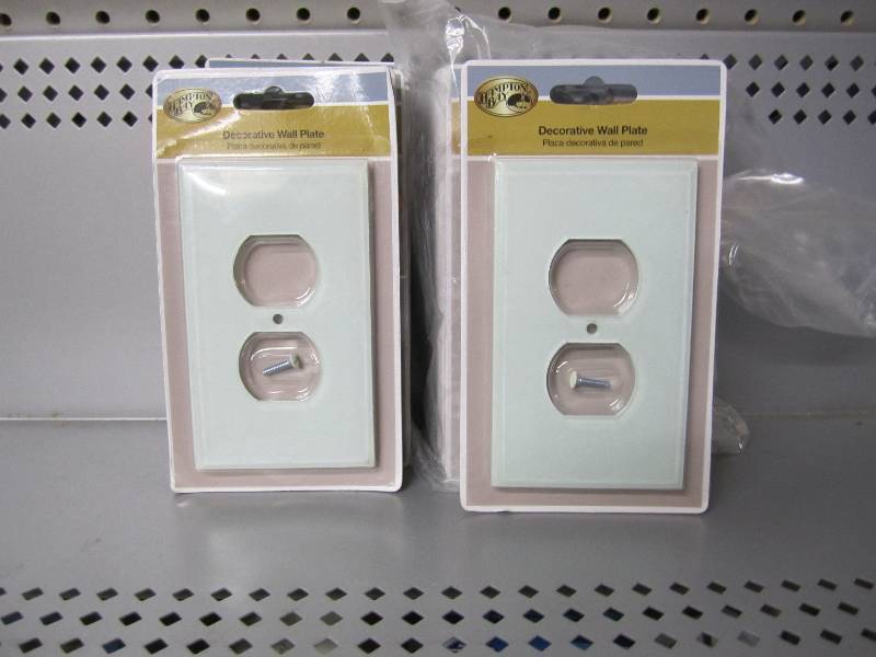 lot 117 image: Lot of 19 Hampton Bay outlet decora...