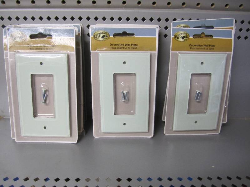 lot 118 image: Lot of 18 Hampton Bay rocker switch...