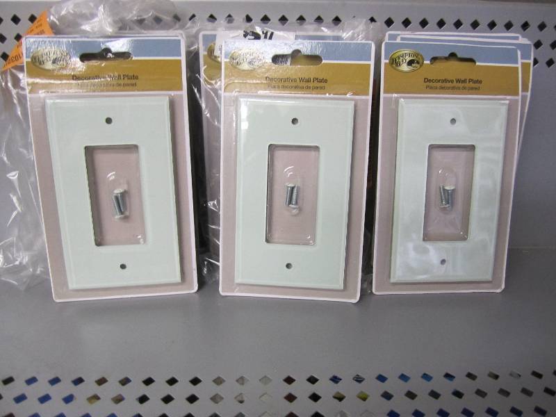 lot 120 image: Lot of 18 Hampton Bay rocker switch...