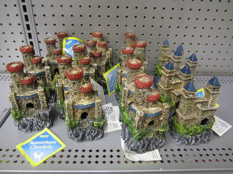 lot 125 image: Lot of 18 aquarium castles. About 5...