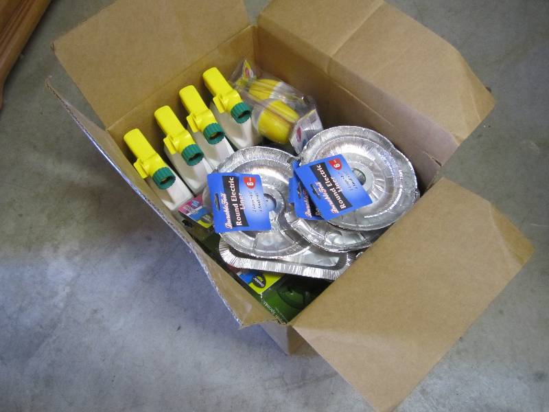lot 129 image: Box lot of misc items. screen wipes...