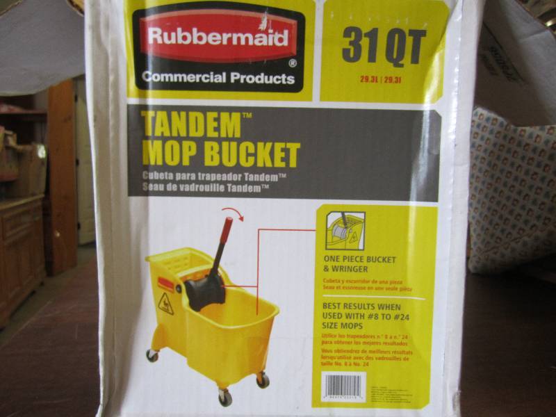 lot 130 image: Rubbermaid 31qt mop bucket. Part ha...
