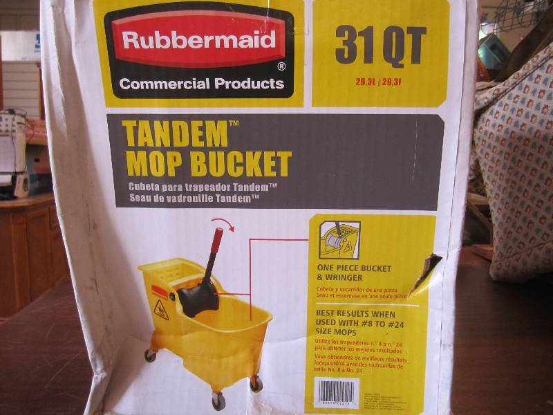 lot 131 image: Rubbermaid 31qt mop bucket. A hinge...