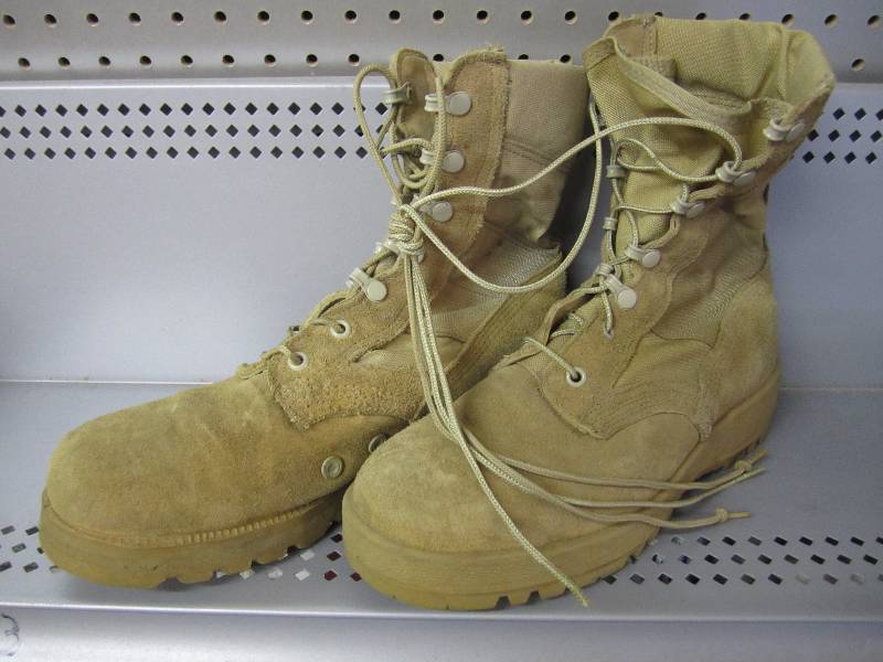 lot 132 image: Vibram desert sand military boots. ...