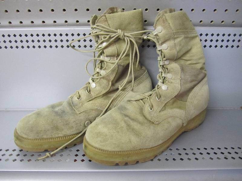 lot 133 image: Vibram desert sand military boots. ...