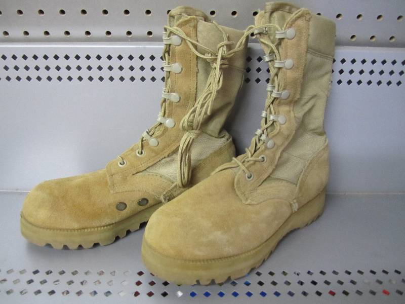 lot 134 image: Vibram desert sand military boots. ...