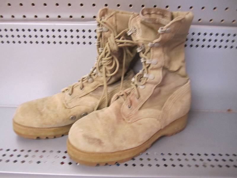 lot 135 image: Vibram desert sand military boots. ...