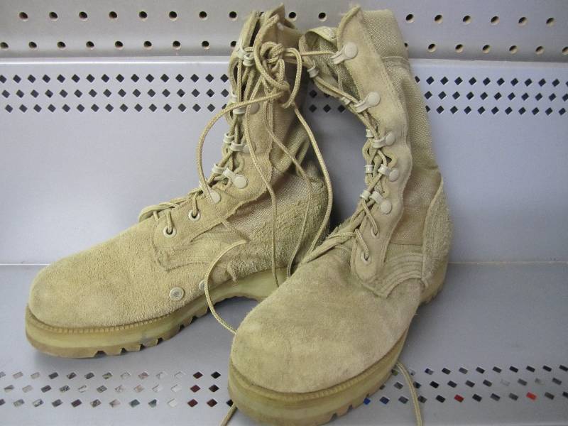 lot 136 image: Vibram desert sand military boots. ...