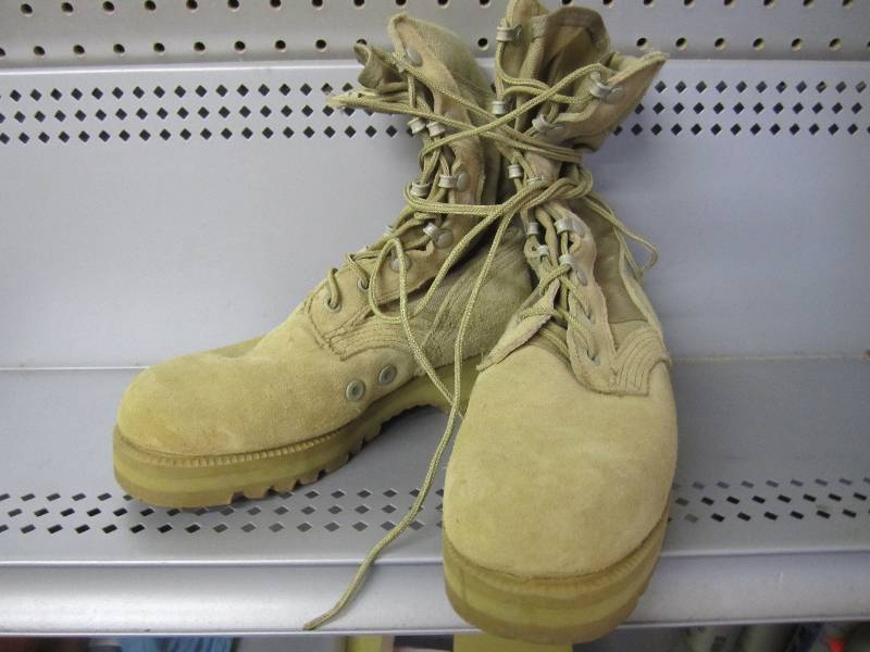 lot 138 image: Vibram desert sand military boots. ...