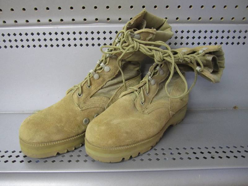 lot 139 image: Vibram desert sand military boots. ...