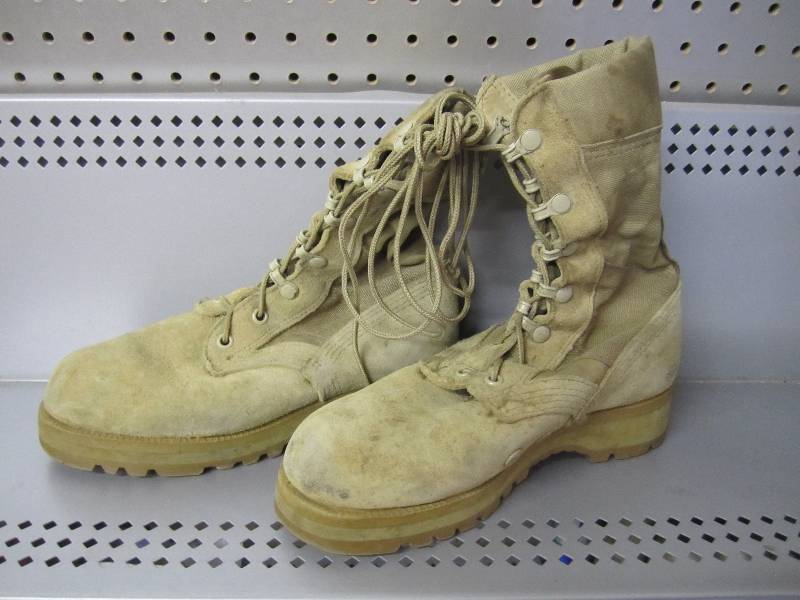 lot 140 image: Vibram desert sand military boots. ...