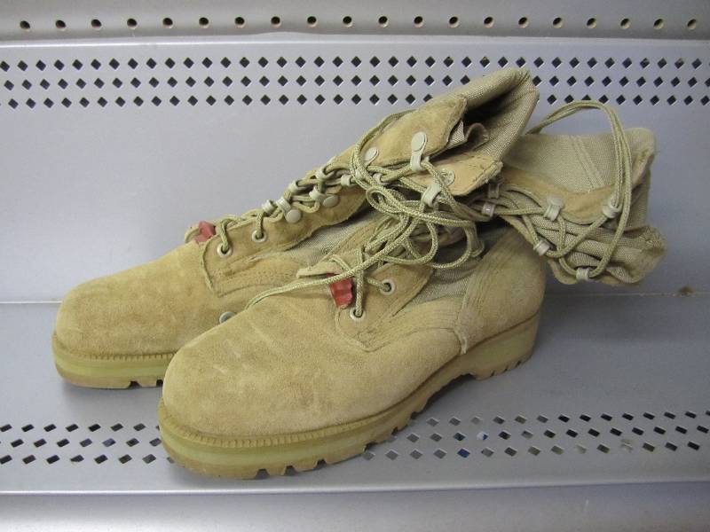 lot 141 image: Vibram desert sand military boots. ...