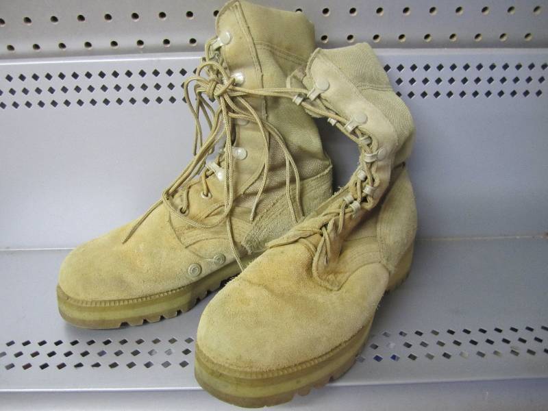lot 142 image: Vibram desert sand military boots. ...