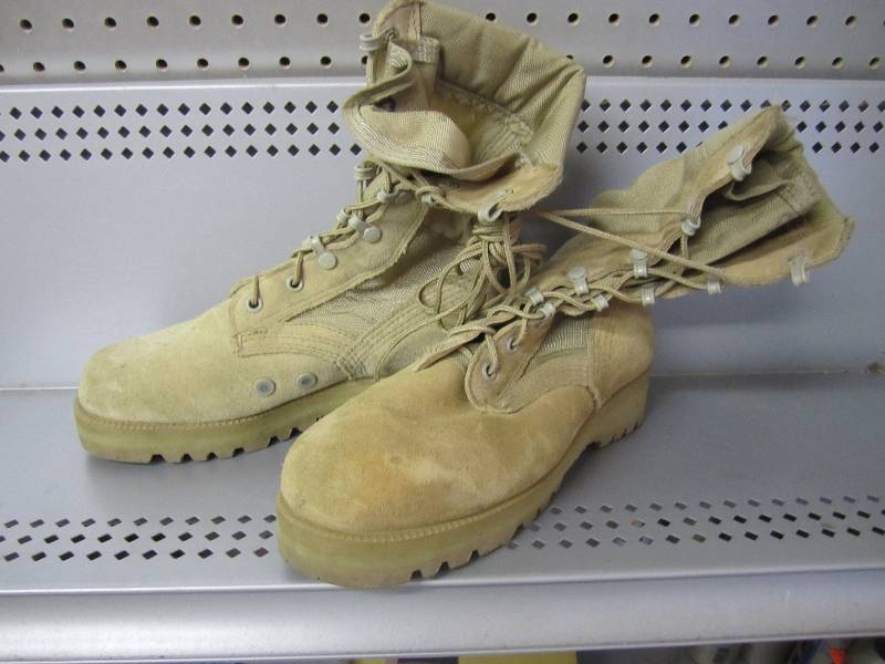 lot 143 image: Vibram desert sand military boots. ...