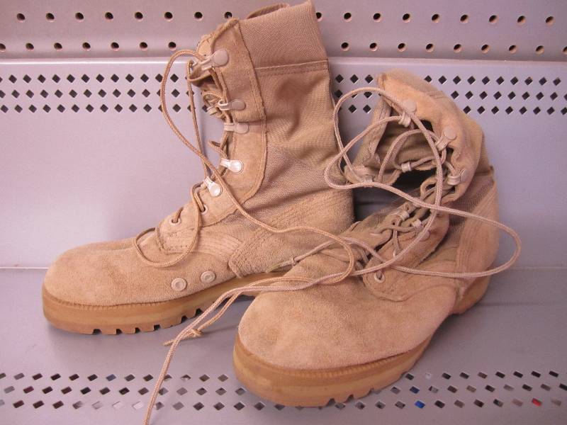 lot 144 image: Vibram desert sand military boots. ...