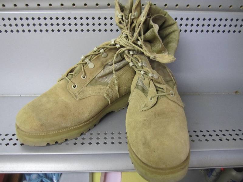 lot 145 image: Vibram desert sand military boots. ...