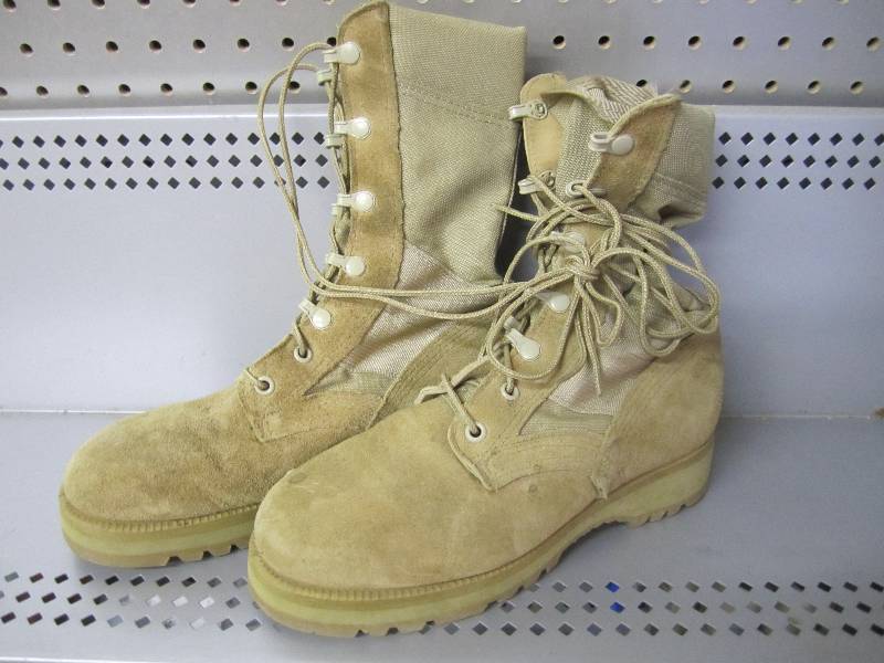 lot 146 image: Vibram desert sand military boots. ...