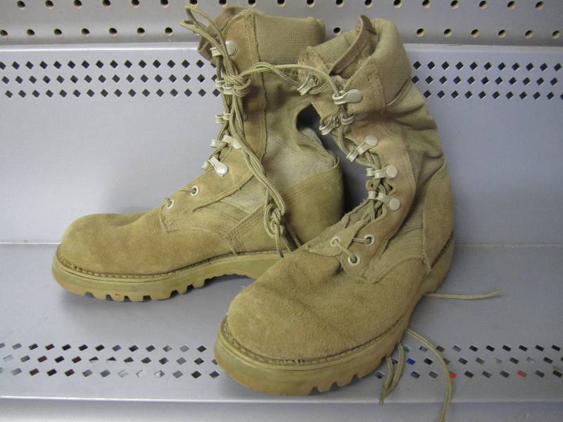 lot 147 image: Vibram desert sand military boots. ...