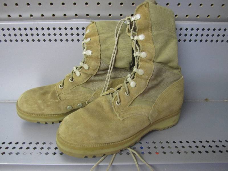 lot 148 image: Vibram desert sand military boots. ...