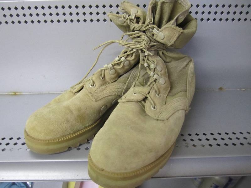 lot 149 image: Vibram desert sand military boots. ...