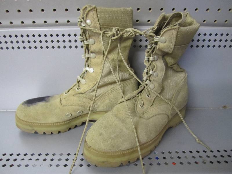 lot 150 image: Vibram desert sand military boots. ...