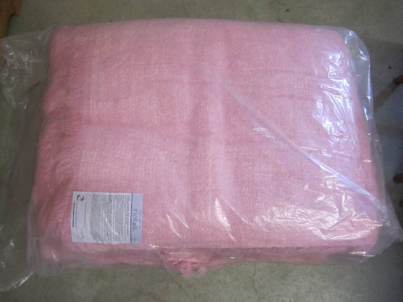 lot 154 image: Standard Flokati 10x14 ft rug paste...