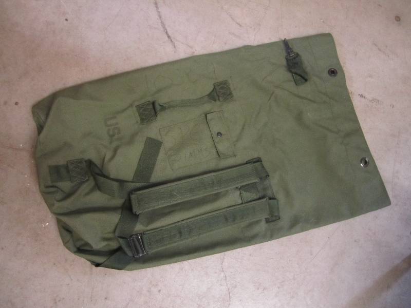 lot 157 image: Army Military duffle bag. In good c...